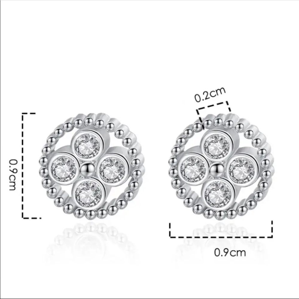 🌟 Sterling Silver Circle Stud Earrings - Picture 4 of 5